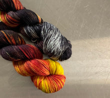 Load image into Gallery viewer, Eye Of Sauron - Etain Fingering